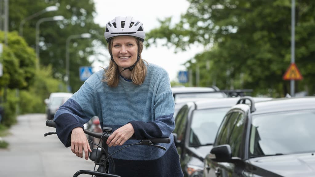 En kvinna med cykel.