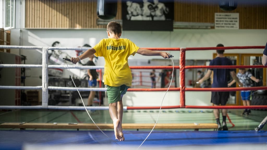 Ett barn hoppar hopprep i en boxningsring.