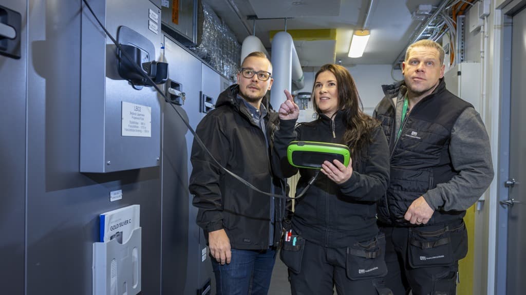 En grupp människor som står bredvid varandra.