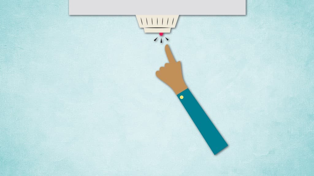 En illustration av en arm med brun hy som pekar på en brandvarnarknapp