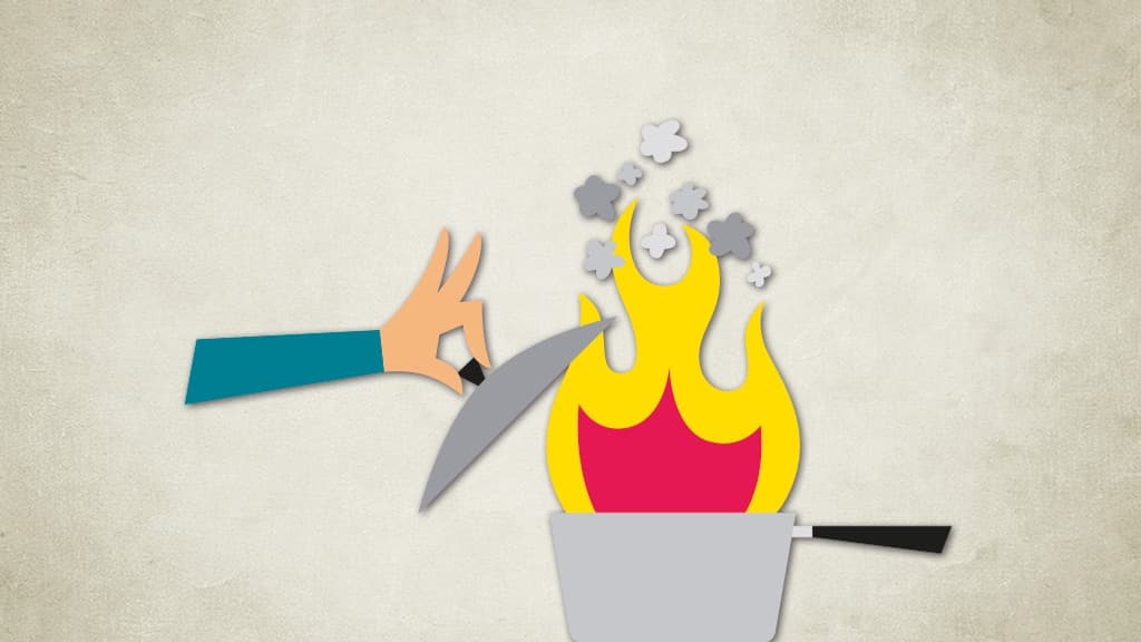 En illustration av en hand som håller i ett kastrullock vid en kastrull som brinner