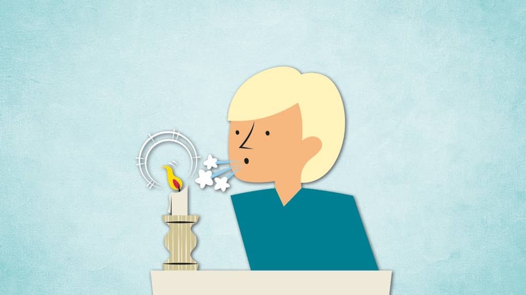 En illustration av en person med ljust hår i kort frisyr och turkos tröja som blåser ut ett stearinljus i ljusstake.
