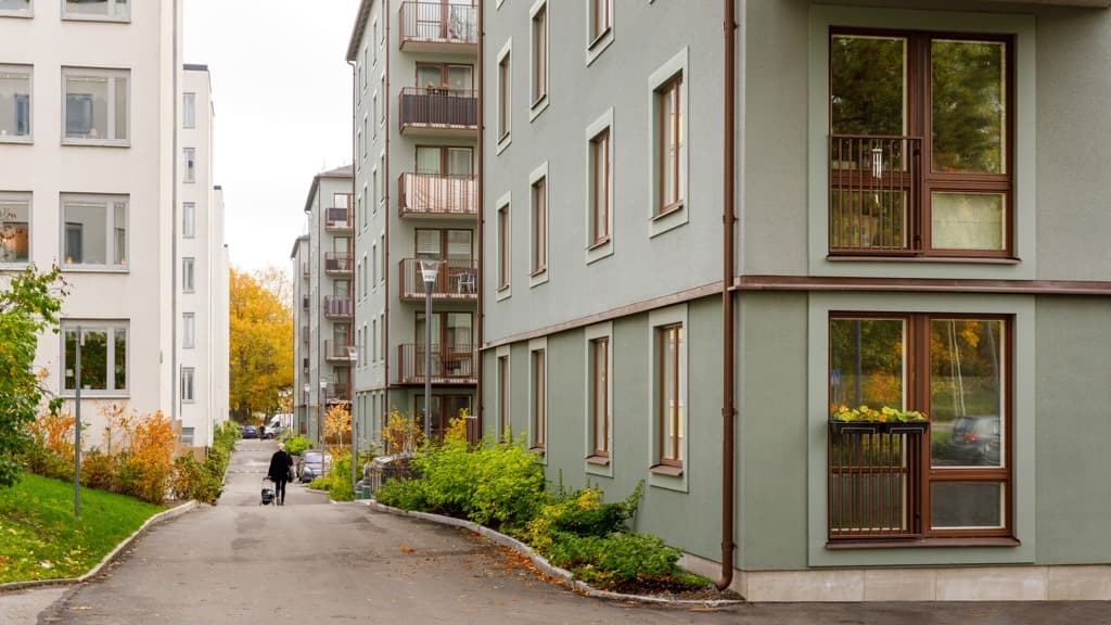 Kvarter med gröna husfasader.