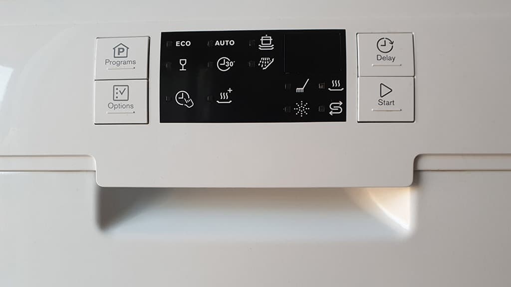 En detaljbild av en vit diskmaskin med svart skärm och vita knappar
