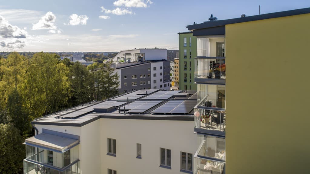Hus med solceller på taken.