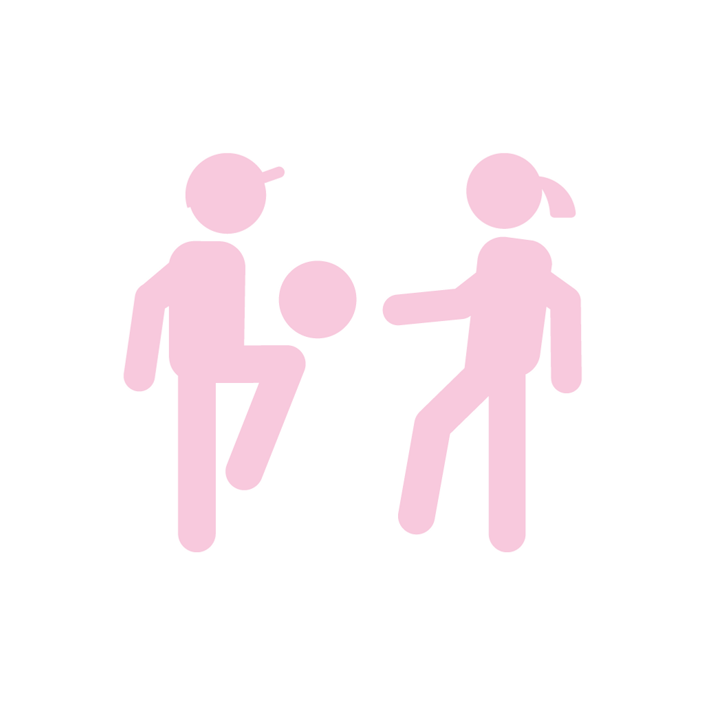 Två barn spelar fotboll.