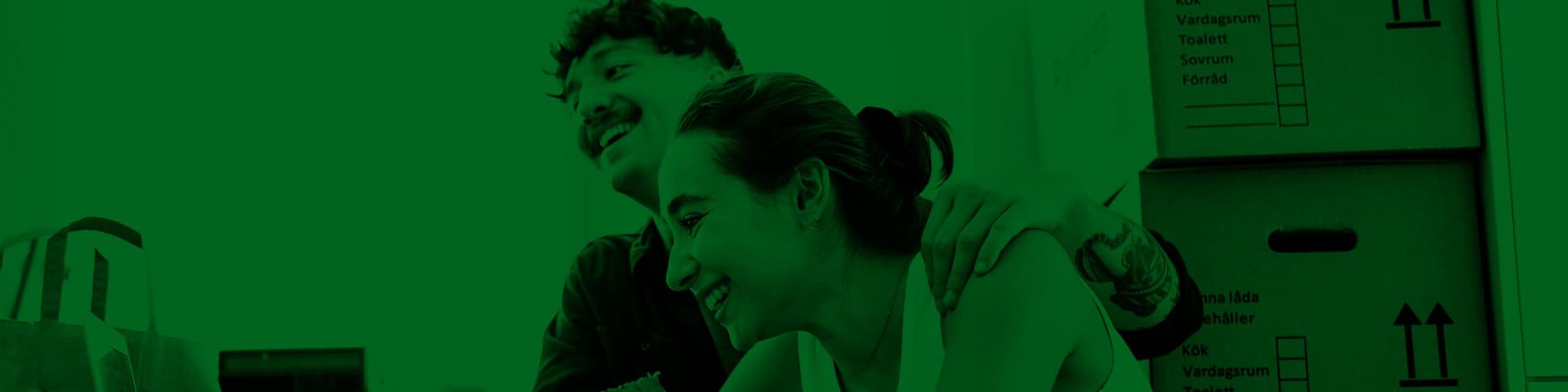 Några personer som sitter vid ett bord med en bärbar dator.