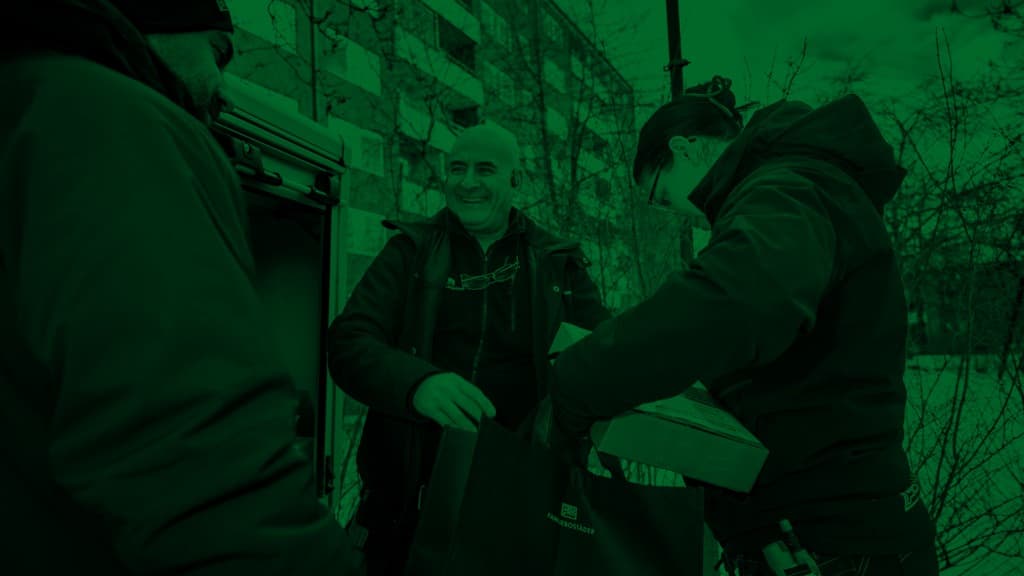 En grupp människor som står bredvid varandra.