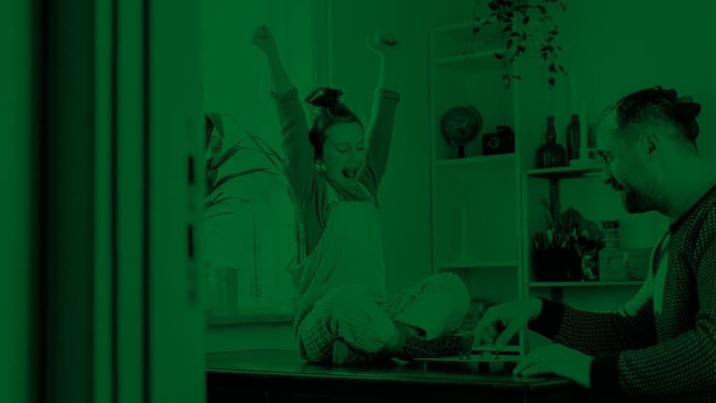 En man och ett barn i ett grönt rum.