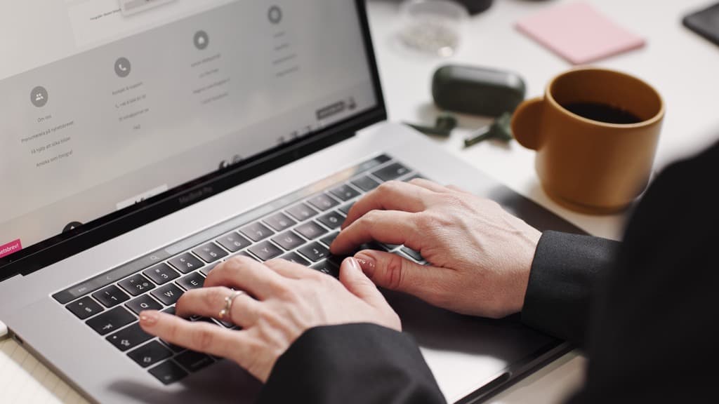 Händer som skriver på ett tangentbord.