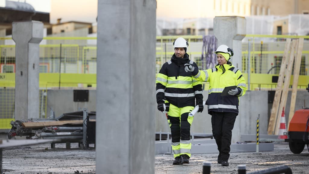 Två byggarbetare på en byggarbetsplats.