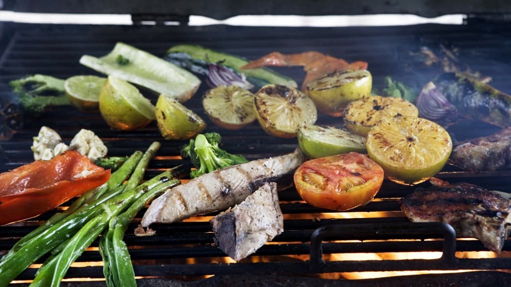 Grillgaller med grillmat på (kött och grönsaker)
