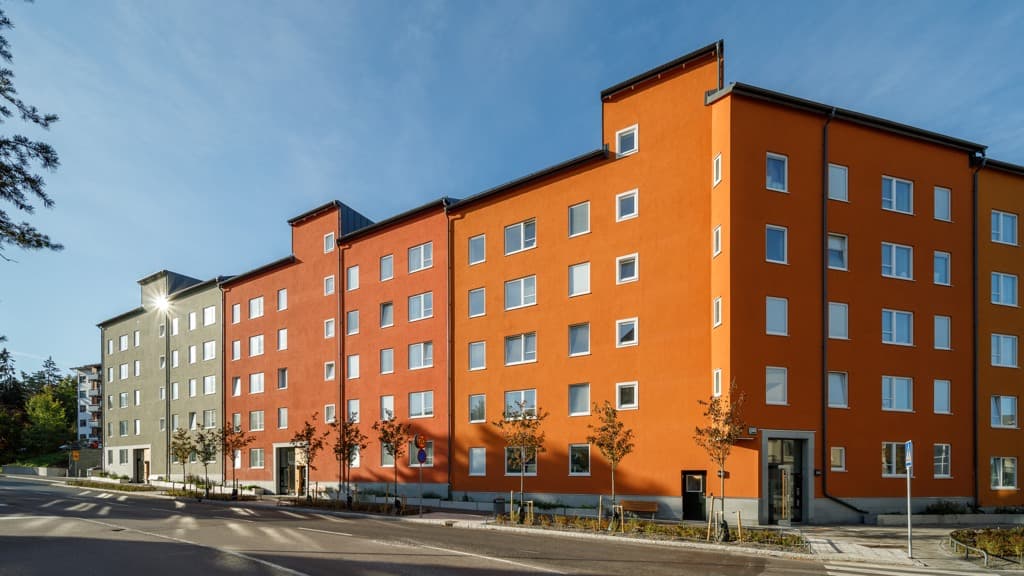 Stadskvarter med hus i orange fasader.