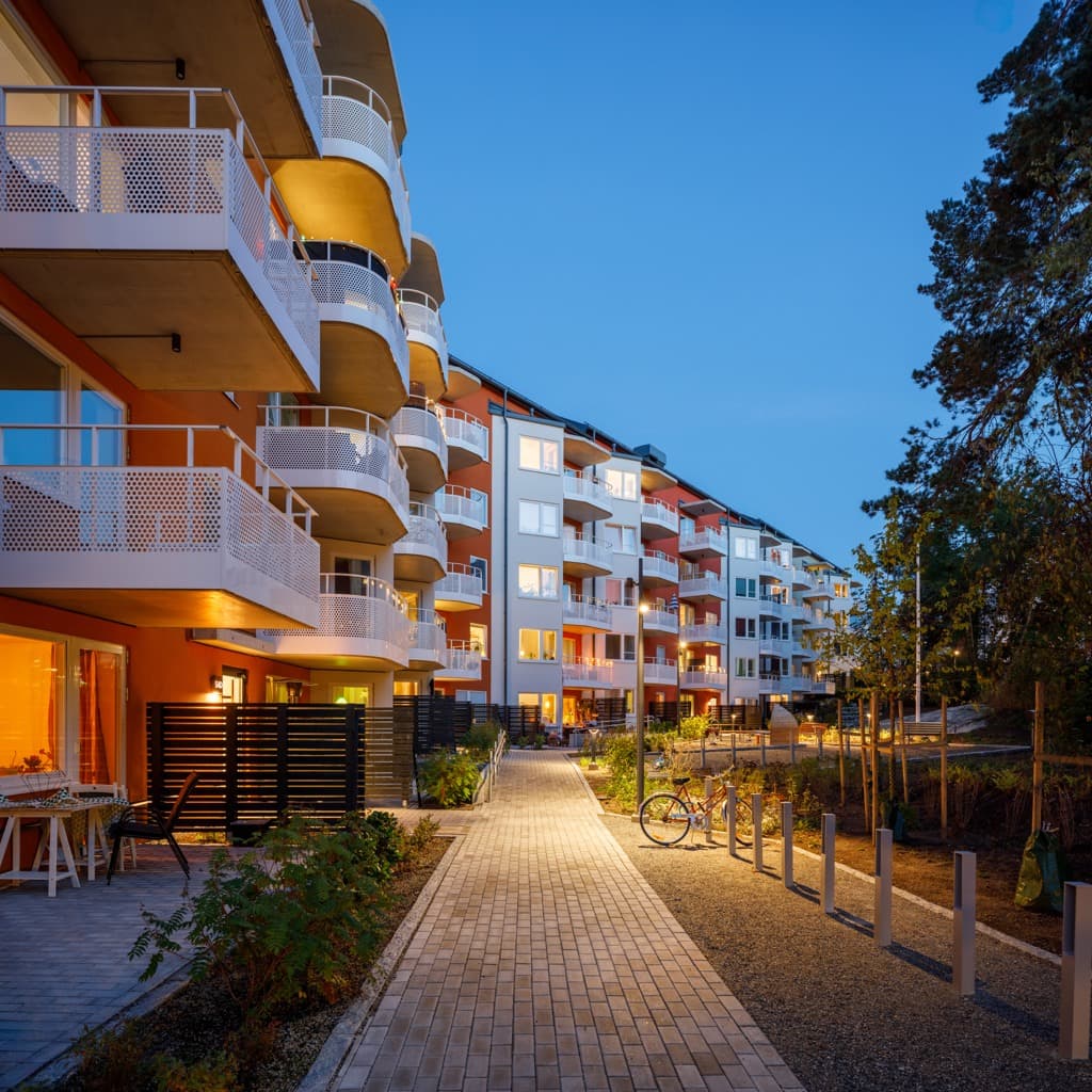 Röda hus med vita balkonger.