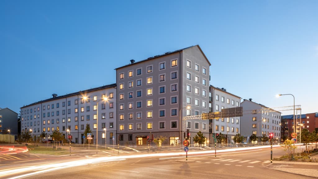 En stor byggnad som ligger vid sidan av en väg.