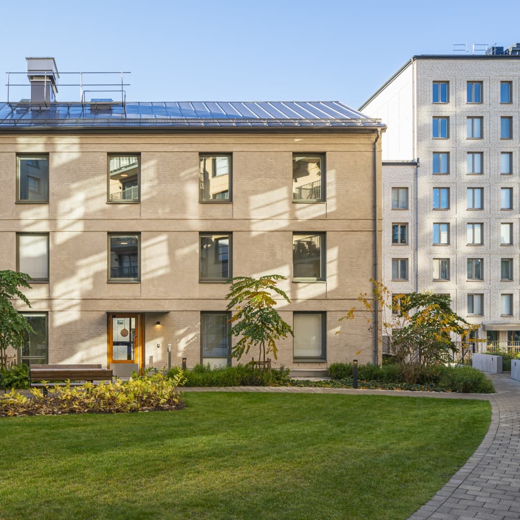 Hus med ljusbruna och vita fasader.