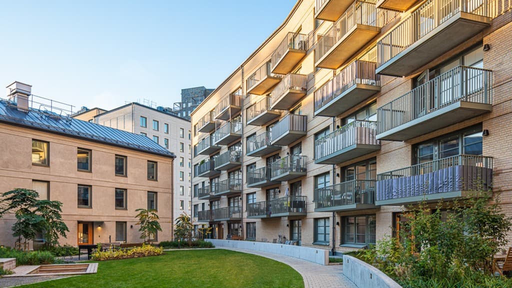 Bostadshus med balkonger och innergård.