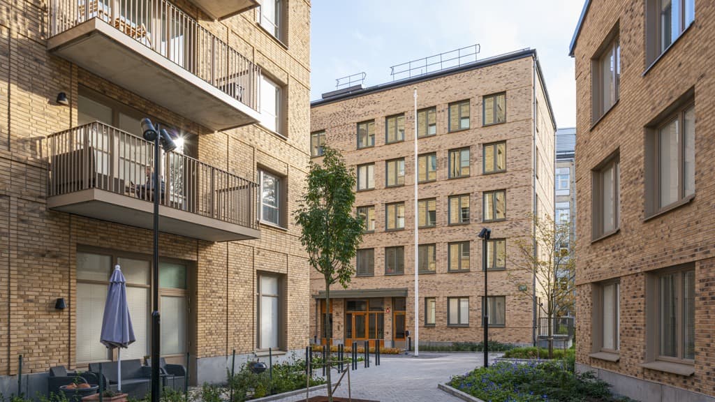 En tegelbyggnad med en gångväg mellan två byggnader.