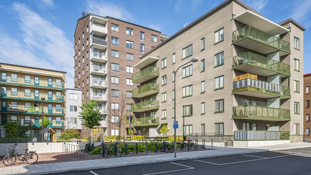 Ett flerbostadshus med balkonger och balkonger på balkongerna.