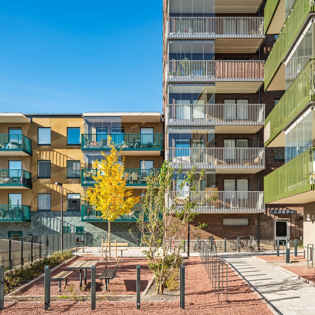 Hus med balkonger i grönt.