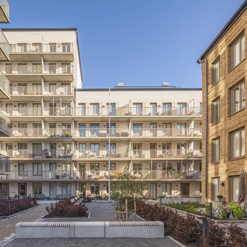 Hus med tegelfasader.