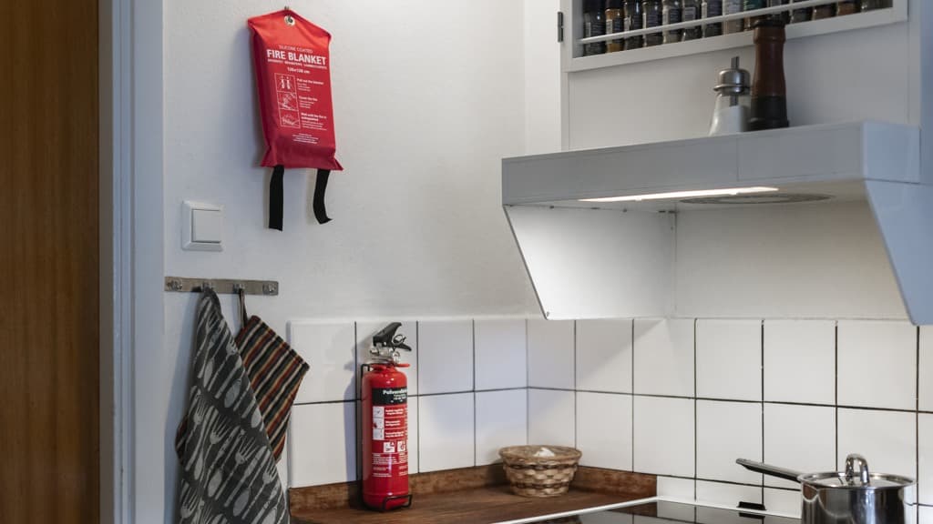kök med brandfilt och brandsläckare