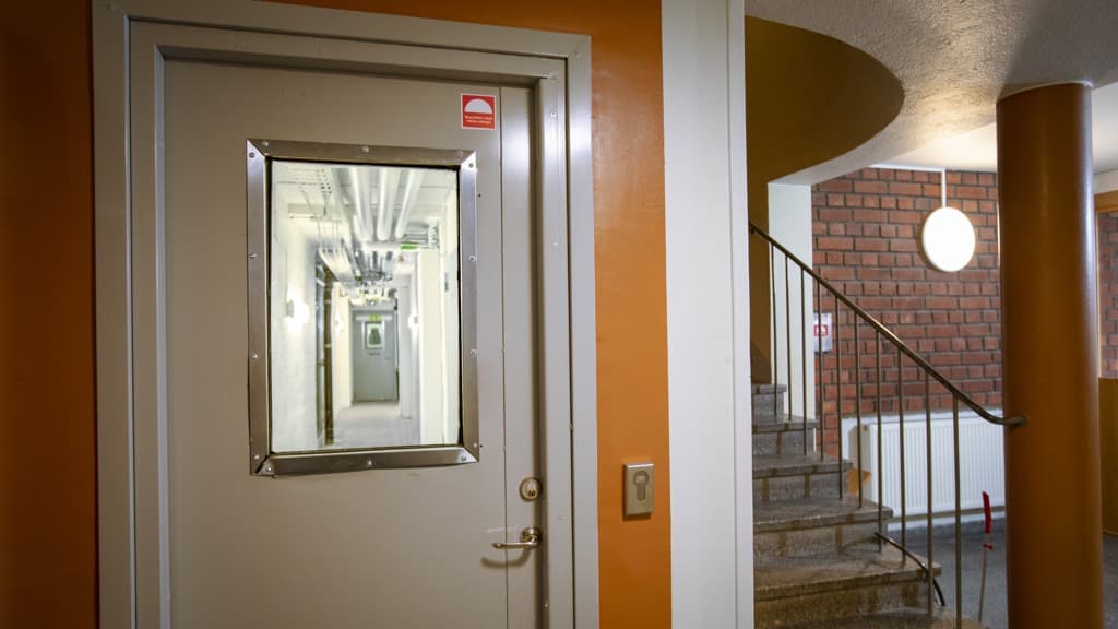 Trapphus med dörr till förråd.