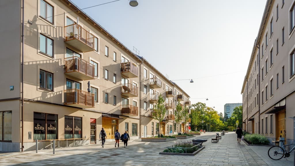 Gågata med hus i beigefärgade fasader.