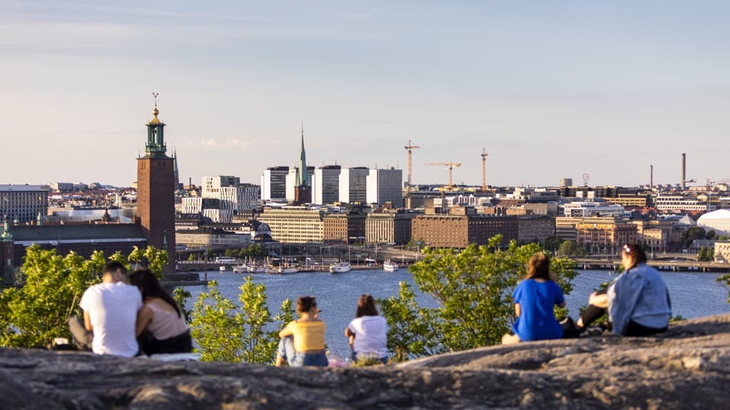 En grupp människor som sitter på toppen av en klippa.