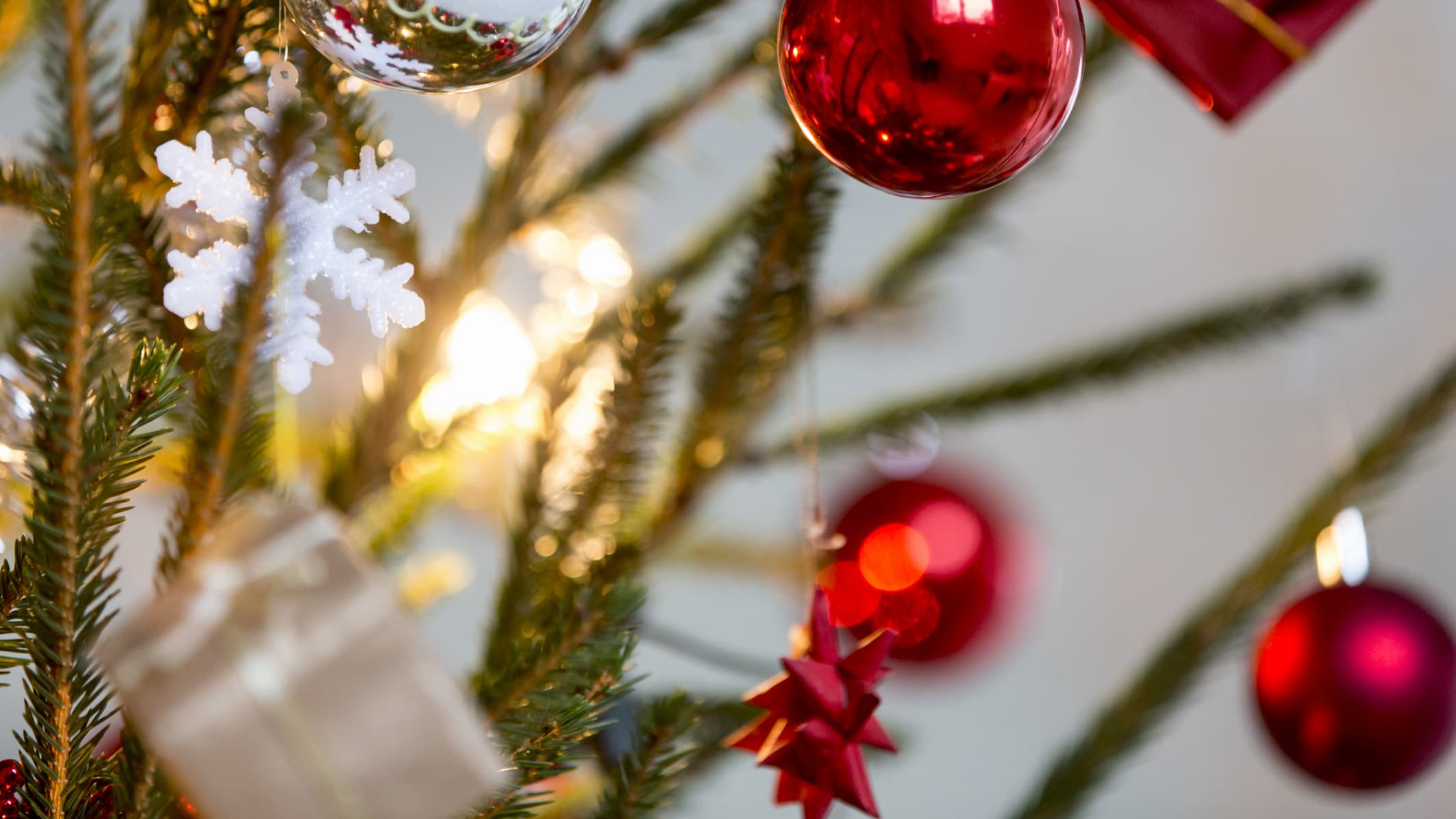 Detaljbild av julpynt i en julgran.