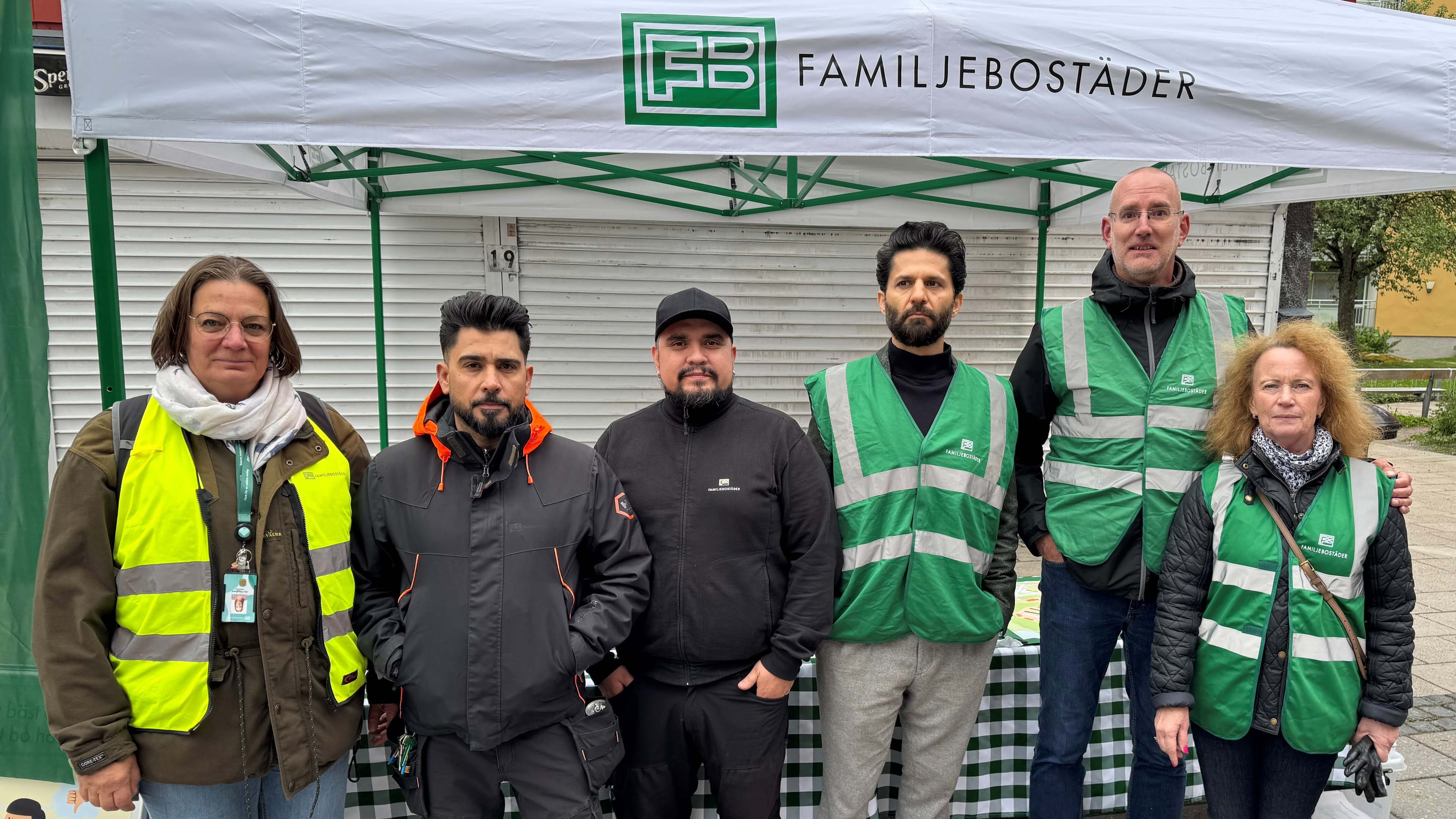 Familjebostäders medarbetare framför ett tält på en hyresgästträff i Farsta strand