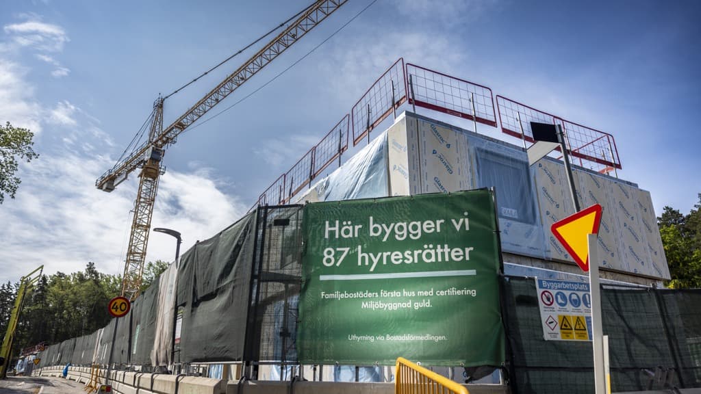 En stor byggnad under uppförande med en lyftkran i bakgrunden.