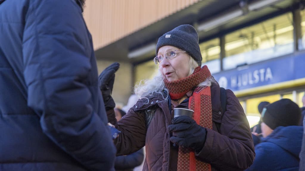 Chris Österlund framför tunnelbaneingång i Hjulsta