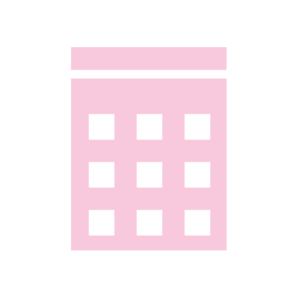 En rosa byggnad med vita rutor på.