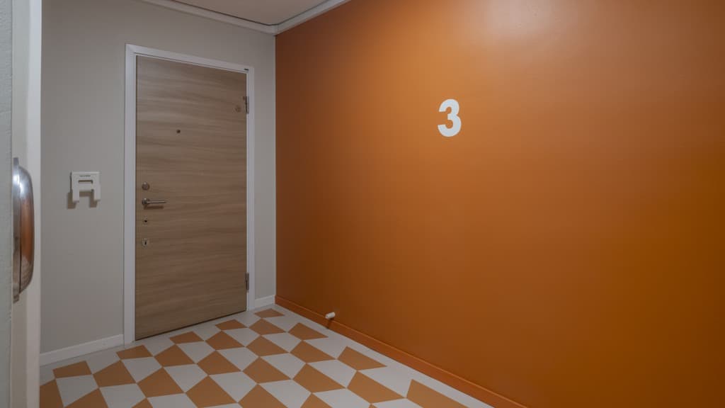 Ett rum med en dörr och ett rutigt golv.