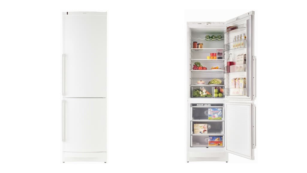 Ett vitt skåp med både kyl och frys. Bilden visar ett stängt skåp samt ett med öppen dörr där hyllor och lådor med matvaror syns.