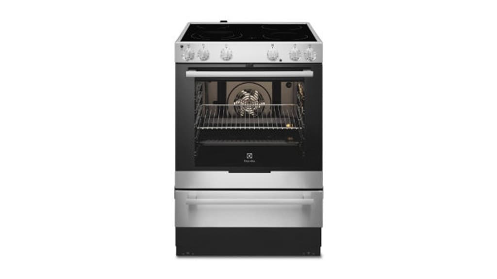 Rostfri spis med svart keramikhäll och varmluftsugn med svart ram runt ugnsluckan.