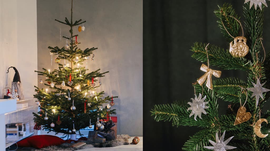 Två julpyntade granar brevid varandra.