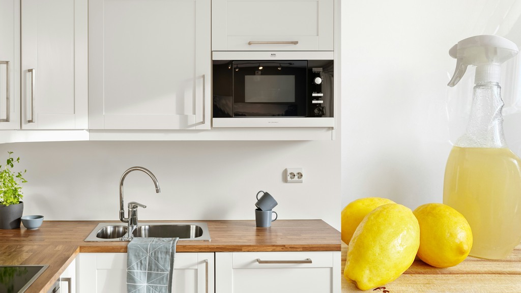 till v&auml;nster bild p&aring; en k&ouml;ksb&auml;nk och till h&ouml;ger tre citroner och en spayflaska med citronreng&ouml;ring