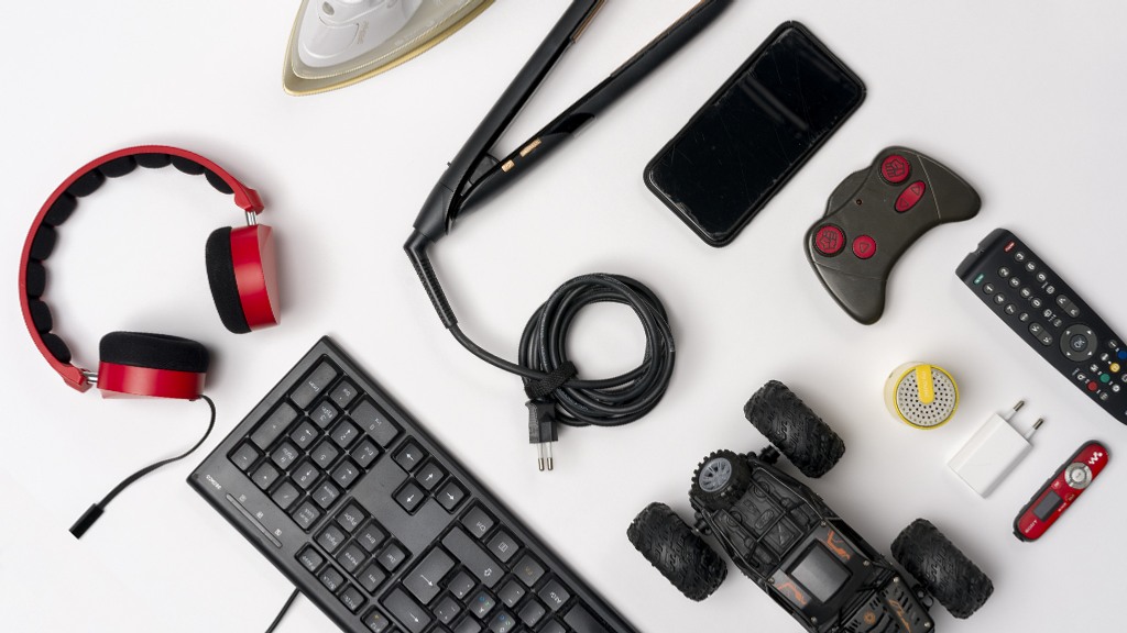 Hörlurar, tangentbord, mobiltelefon, plattång, fjärrkontroll, högtalare, strykjärn som sorteras som elektronik i miljöstugan.