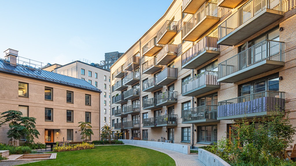 Tv&aring; hus med en g&aring;ngv&auml;g emellan.