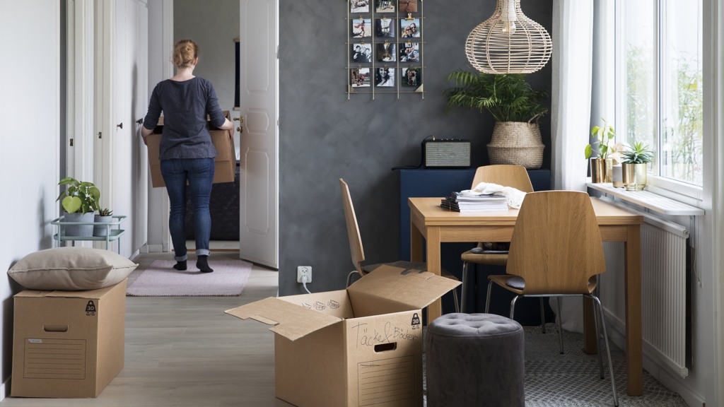 Flyttl&aring;dor p&aring; golvet i ett k&ouml;k