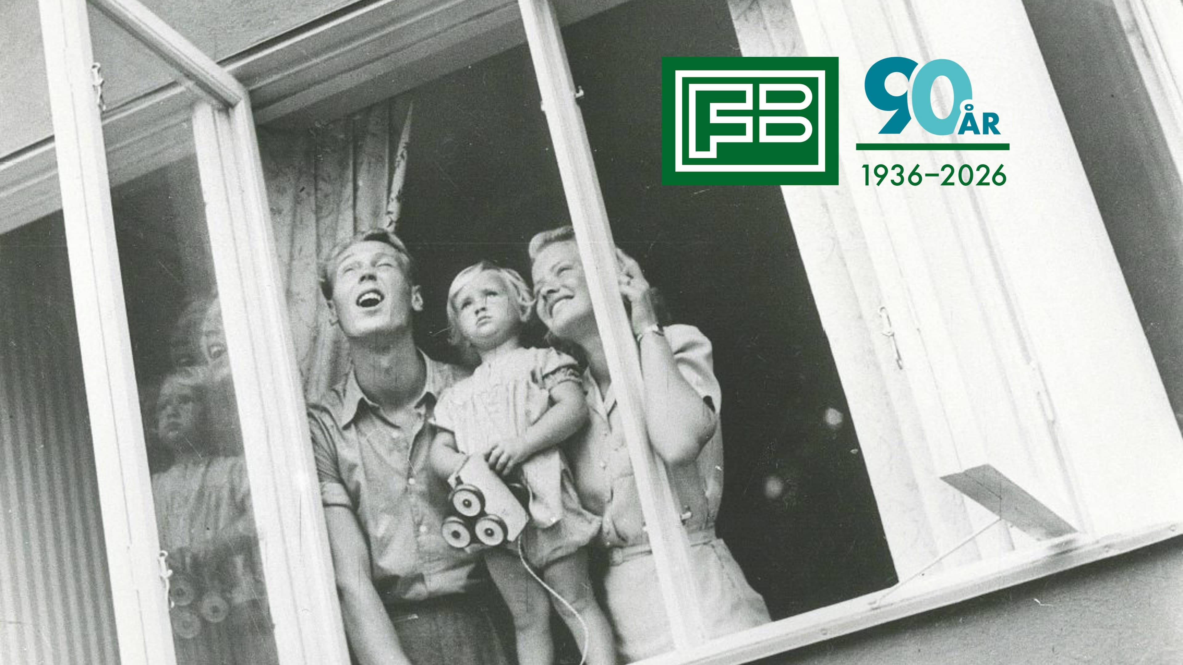 En familj tittar ut från ett fönster i ett flerfamiljshus på 50-talet.