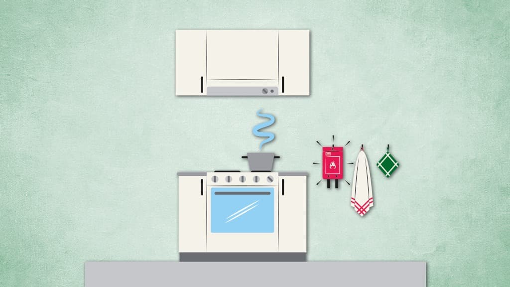 En illustration av en brandfilt som hänger på väggen bredvid spisen tillsammans med handduk och grytlapp. På spisen syns en kokande kastrull.